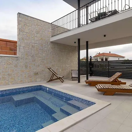 Gorgeous In Ferienhaus Privlaka (Zadar)